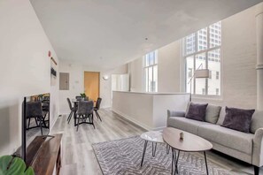 テレビ、書斎 / ワークスペース