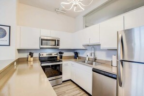 Een koelkast, een microgolfoven, een oven, een kookplaat