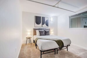 2 slaapkamers, een bureau, een strijkplank/strijkijzer, wifi