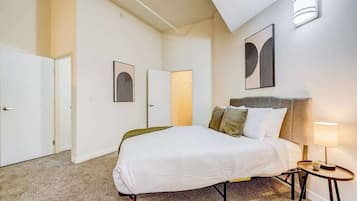 4 habitaciones, escritorio, tabla de planchar con plancha y wifi