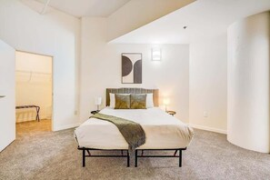 4 bedrooms, desk, iron/ironing board, WiFi - TWO CozySuites Apartment with Skybridge Access #2 (Indianapolis)