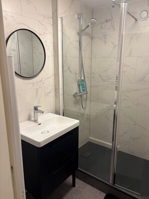 Sèche-cheveux, serviettes fournies, papier toilette
