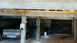 A construction site with exposed wooden beams and concrete pillars. - Chalet vue Imprenable (Montvalezan)