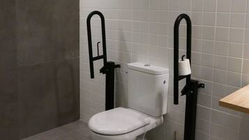 Een douche, een haardroger, handdoeken, zeep