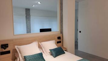 1 slaapkamer, een bureau, een strijkplank/strijkijzer, reisbedje