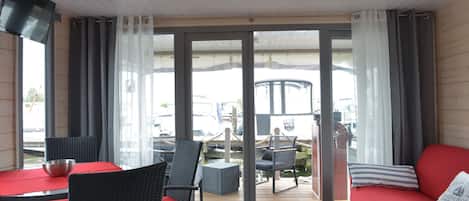 Apartamento, 2 quartos, terraço, vista para a cidade | Área de estar | Livros