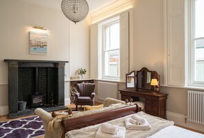 2 soverom, skrivebord, strykejern/-brett og reiseseng for barn