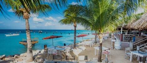 Una spiaggia nelle vicinanze, lettini da mare, teli da spiaggia