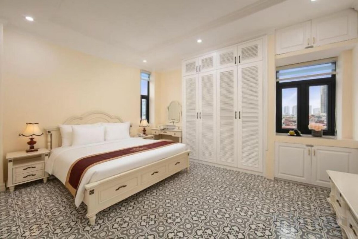 Minibar, iron/ironing board, free WiFi, bed sheets