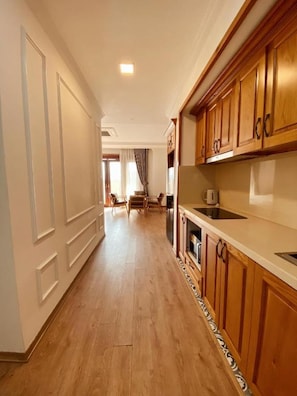 Familieleilighet | Eget kjøkken | Kjøleskap, mikrobølgeovn, ovn og riskoker