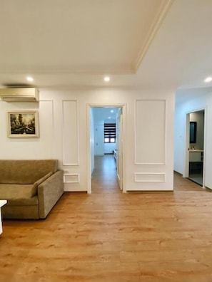 Suite – junior | Oppholdsområde | En 50-centimeters Flatskjerm-TV med kabel-kanaler