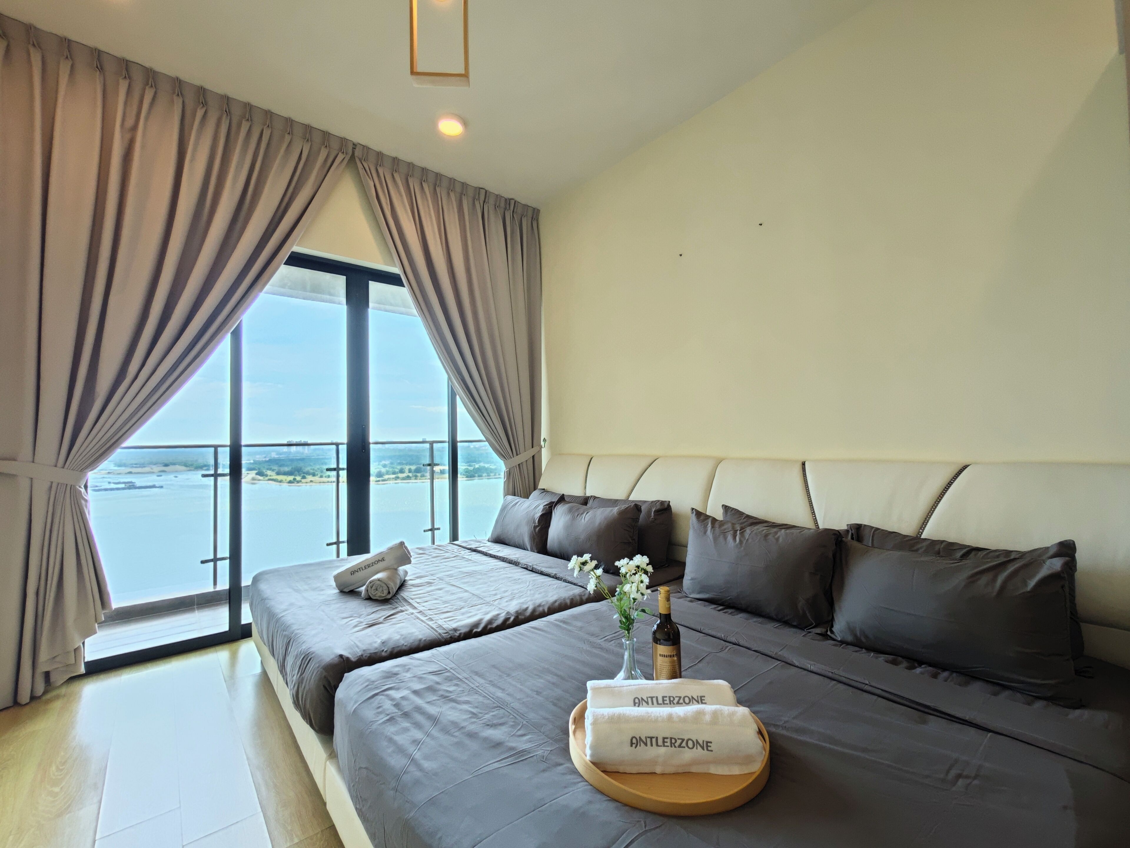 Exclusive Apartment, Sea View | Desk, laptop workspace, free WiFi, bed sheets