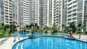 Una piscina rodeada de edificios residenciales altos.