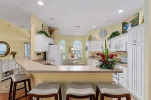 Fridge, microwave, oven, stovetop - Sunny Hideaway - 3/2 in The Village of Amelia (The Villages)