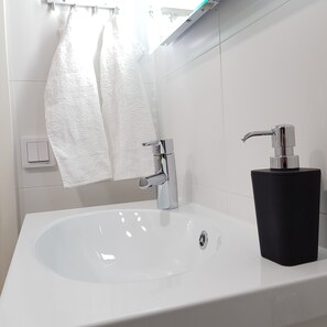 Shower, hair dryer, bidet, towels
