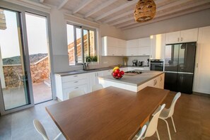 Réfrigérateur, four à micro-ondes, un four, surface de cuisson