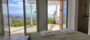 5 habitaciones, caja de seguridad en la habitación y escritorio 