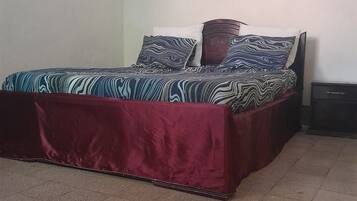 Habitación básica | 1 dormitorio, cortinas opacas, tabla de planchar con plancha