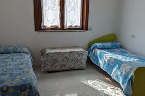 2 habitaciones, tabla de planchar con plancha y ropa de cama 