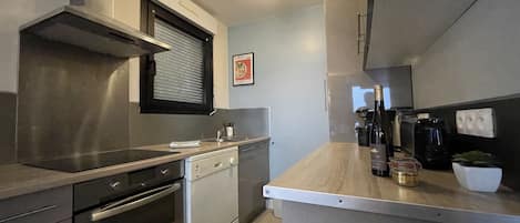 Køleskab, mikrobølgeovn, ovn, kogeplade