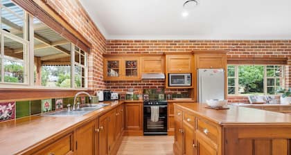 *6 Minutes from Bathurst CBD* | "The Estait" Homestead - Laffing Waters Retreat