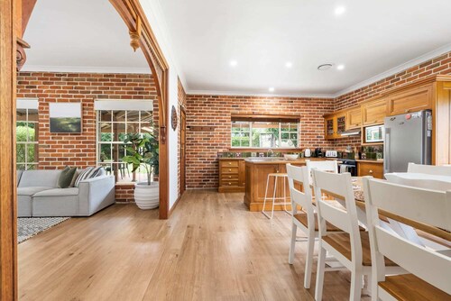 *6 Minutes from Bathurst CBD* | "The Estait" Homestead - Laffing Waters Retreat