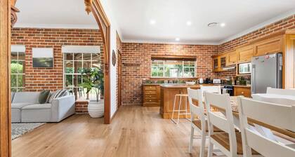 *6 Minutes from Bathurst CBD* | "The Estait" Homestead - Laffing Waters Retreat