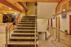 Lobby sitting area - Hotel Grand Oasis (Manali)