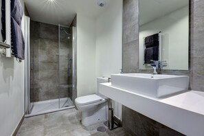 Dusch, hårtork, handdukar och tvål