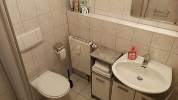 Haartrockner, Handtücher, Seife, Toilettenpapier