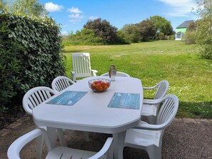 Outdoor dining - Moulin Vert, village house with swimming pool (Talmont-Saint-Hilaire)