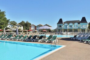 Pool - Moulin Vert, village house with swimming pool (Talmont-Saint-Hilaire)
