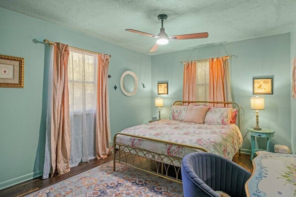 3 bedrooms, desk, iron/ironing board, free WiFi