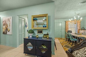 Interior - King Bed- Pets-HUGE fence yrd deck (Tallahassee)