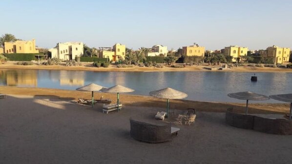 On the beach, sun-loungers, beach towels - Beautiful two bedroom apartment in El Gouna two minute walk to Marina
(Hurghada)