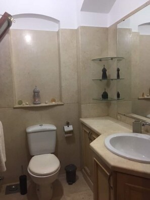 Chuveiro, secador de cabelo, toalhas de banho 