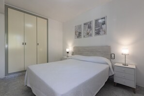 1 slaapkamer, een strijkplank/strijkijzer, gratis wifi, beddengoed