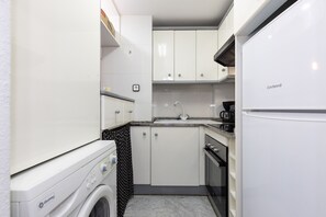 Fridge, microwave, oven, coffee/tea maker