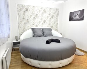 2 bedrooms, free WiFi, bed sheets - Maison Romantique ou Familiale Avec Jacuzzi, Sauna, Salle de Cinéma, Babyfoot (Lacroix-Falgarde)