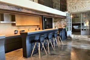 Réfrigérateur, four à micro-ondes, un four, surface de cuisson