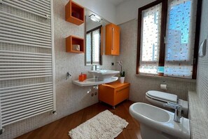 Shower, free toiletries, hair dryer, bidet