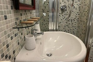 Dusche, Haartrockner, Bidet, Handtücher