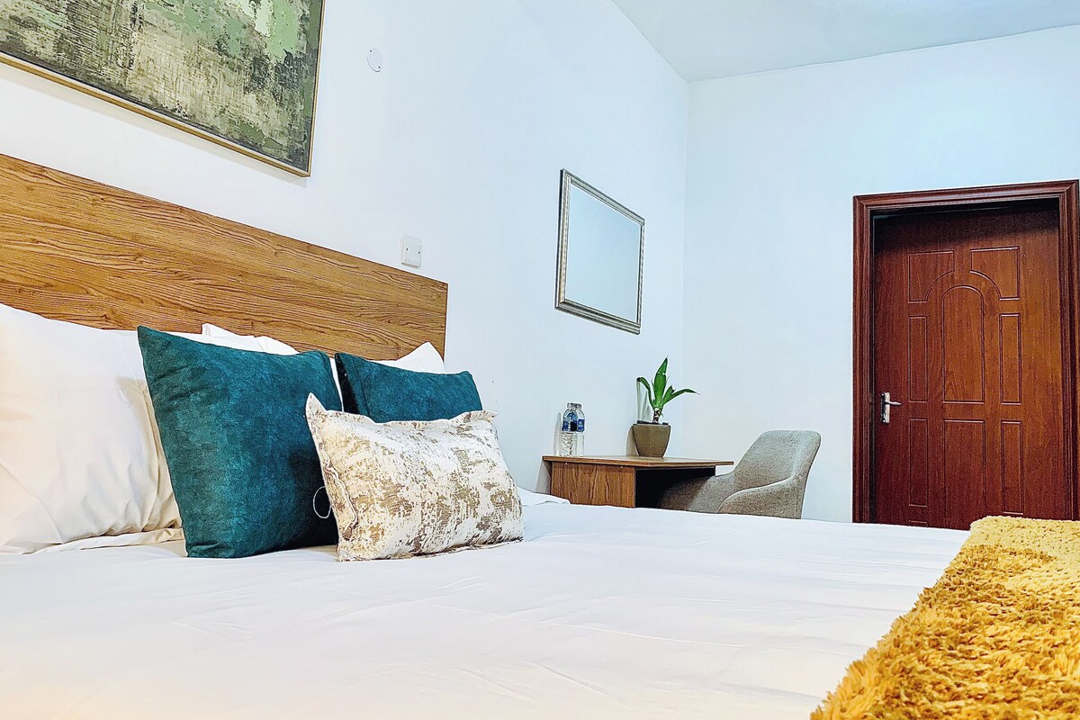 Habitación Deluxe doble, accesible en silla de ruedas | Edredones de plumas, escritorio, espacio para trabajar con un portátil