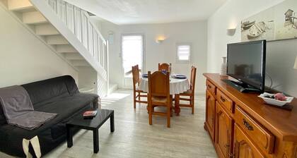 3-Bedroom House with Heated Pool & Tennis, Near the Sea