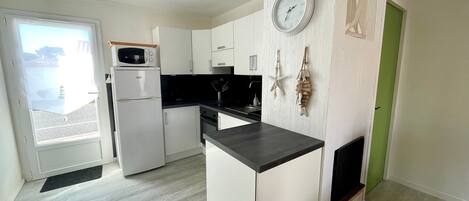 Réfrigérateur, four à micro-ondes, un four, surface de cuisson