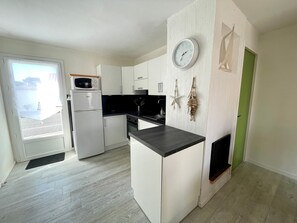 Jääkaappi, mikroaaltouuni, uuni, liesi