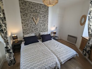 3 bedrooms, bed sheets