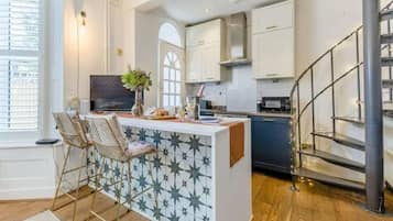 Casa | Cocina privada | Refrigerador, microondas, horno y parrilla de estufa