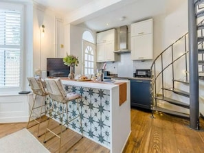 Casa | Cocina privada | Refrigerador, microondas, horno y parrilla de estufa