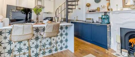 House | Private kitchen | Fridge, microwave, oven, stovetop